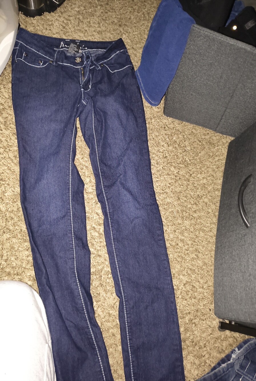 Woman's Distressed Jeans